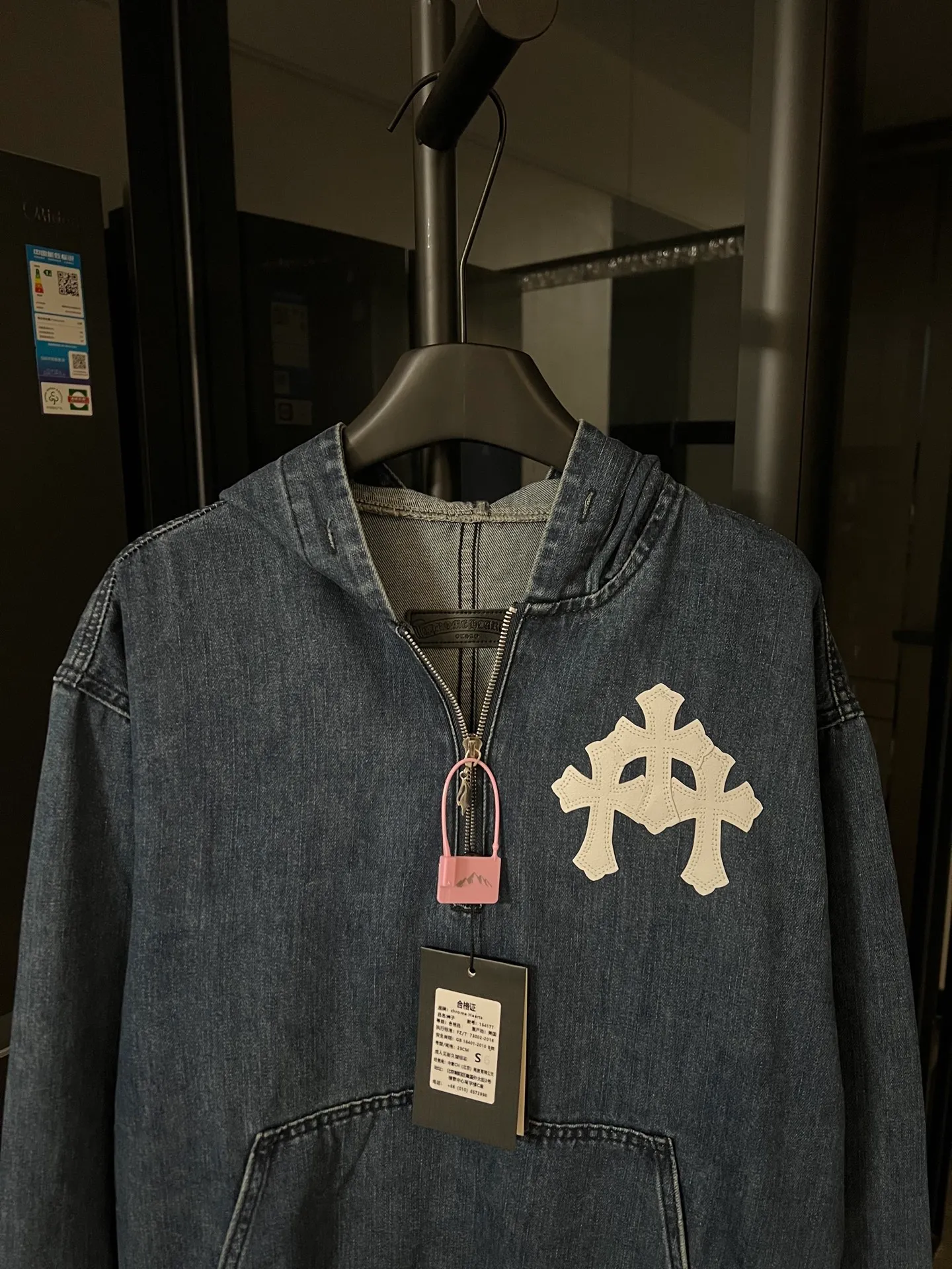 P250 [Next day] Chrome Hearts/Chrome Hearts 25FW Chest patch + double embroidery Sanskrit print design CH half zipper denim sweatshirt (blue) The new half zipper denim sweatshirt is not bad. It is quite casual, with a loose fit, simple blue and white color scheme, full of details, leather logo, Sanskrit print, classic denim fabric, no matter the body shape, anyone can control it, celebrity private wear, same style for men and women, look for the correct version. All I can say is that it’s absolutely absolutely stunning🔥 Size: S M L Detailed size can be found in picture 9